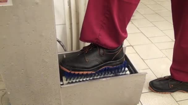 Shoe Shine cleaning machine. — Stock Video
