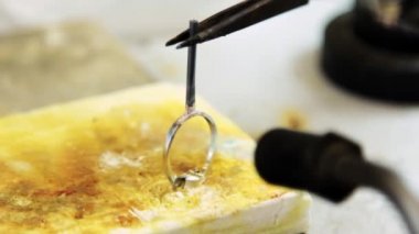 Meşale ile altın yüzük lehimleme süreci.