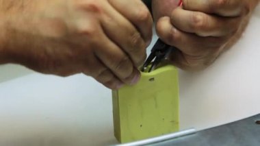 Takı balmumu kopyaları döküm için bir form oluşturun.