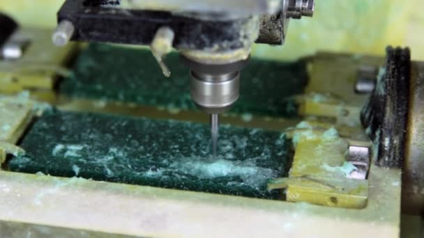 Making copy jewelry of plastic in milling machine. — Stock Video