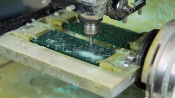 Herstellung von Kopierschmuck aus Kunststoff in Fräsmaschine. — Stockvideo