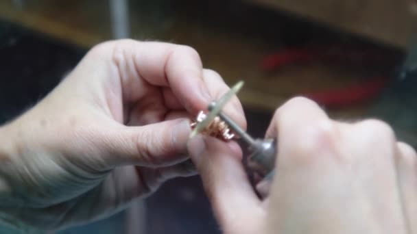 Mão polimento jóias de ouro anel joalheiro . — Vídeo de Stock