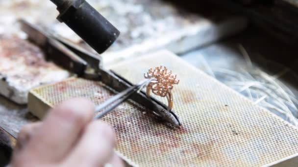 Assemblage, solderen stukken van gouden sieraden juwelier — Stockvideo