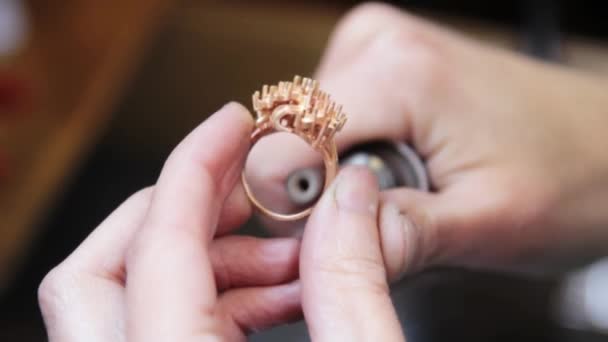 Hand polijsten gouden sieraden ring juwelier. — Stockvideo