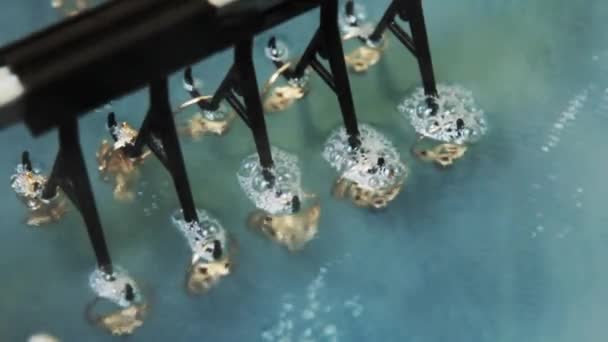 Traitement électrochimique des bijoux en or .