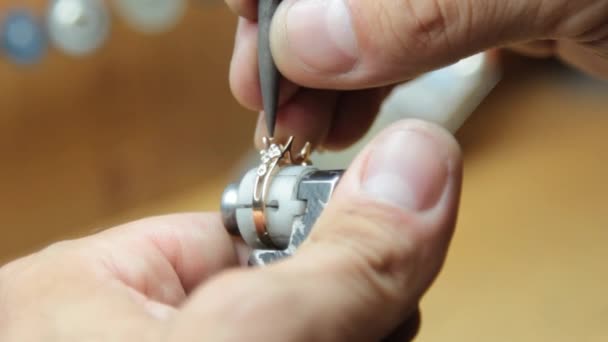 Montage manuel des pierres précieuses en bijoux .