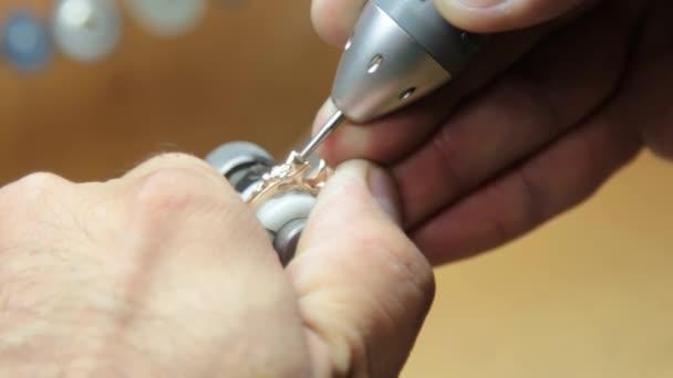 Handmatige instelling van de edelstenen in sieraden. — Stockvideo