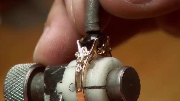 Handmatige instelling van de edelstenen in sieraden. — Stockvideo