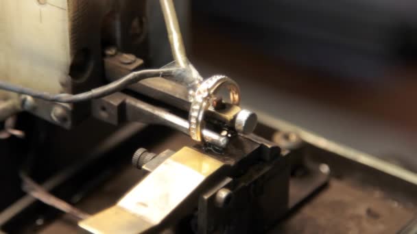 Méthodes électriques de marquage des bijoux en or .