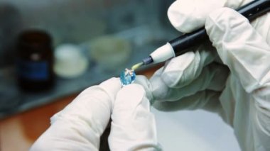 Mücevher de taş asit Boyama.