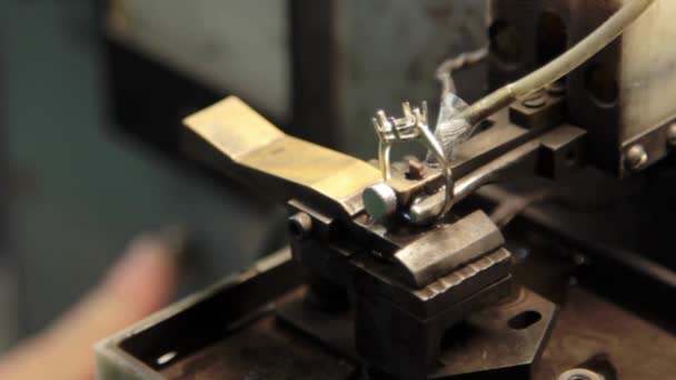 Elektrische methoden voor het markeren van gouden sieraden. — Stockvideo