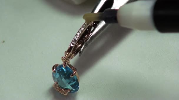 Pintura de gemas ácidas en joyería . — Vídeos de Stock