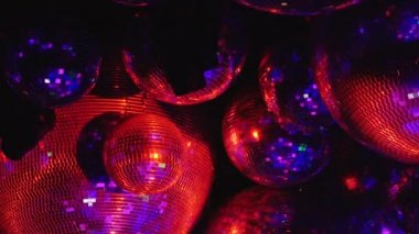 Ayna topları renkli ışıklar ışınları yansıtacak.