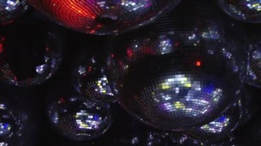 Ayna topları renkli ışıklar ışınları yansıtacak.