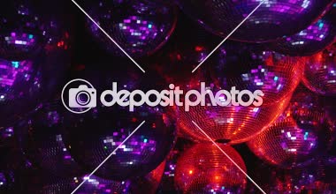 Ayna topları renkli ışıklar ışınları yansıtacak.