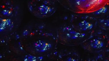 Ayna topları renkli ışıklar ışınları yansıtacak.