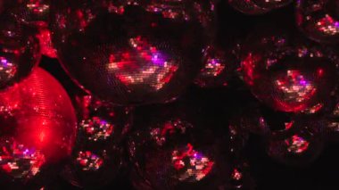 Ayna topları renkli ışıklar ışınları yansıtacak.