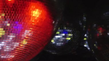 Ayna topları renkli ışıklar ışınları yansıtacak.