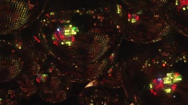 Ayna topları renkli ışıklar ışınları yansıtacak.