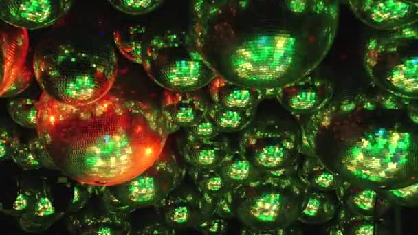 Zrcadlová koule odrážejí paprsky barevných světel. — Stock video
