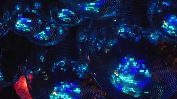 Tükör-labdák tükrözik sugarai színes fények. — Stock videók