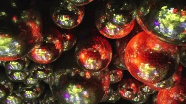 Ayna topları renkli ışıklar ışınları yansıtacak.