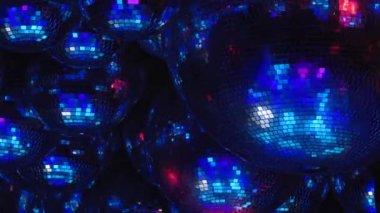 Ayna topları renkli ışıklar ışınları yansıtacak.