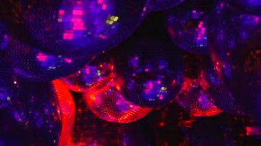 Ayna topları renkli ışıklar ışınları yansıtacak.