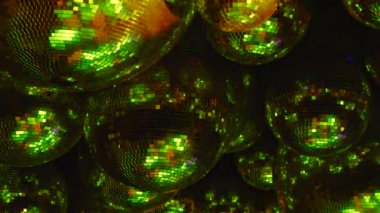 Ayna topları renkli ışıklar ışınları yansıtacak.