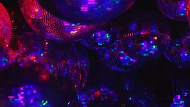 Дзеркальні кульки відображають промені кольорових вогнів . — стокове відео