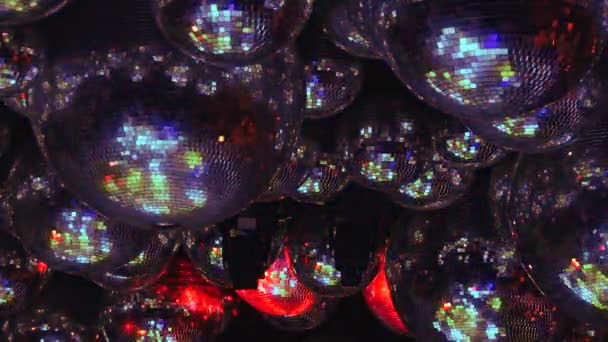 Дзеркальні кульки відображають промені кольорових вогнів . — стокове відео