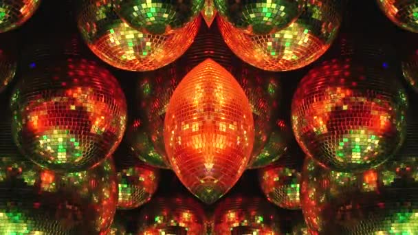 Spiegel ballen weerspiegelen stralen van gekleurde lampen. — Stockvideo