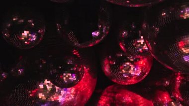 Ayna topları renkli ışıklar ışınları yansıtacak.