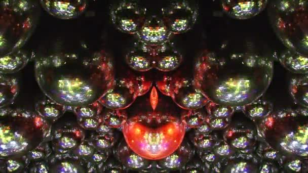 Spiegel ballen weerspiegelen stralen van gekleurde lampen. — Stockvideo
