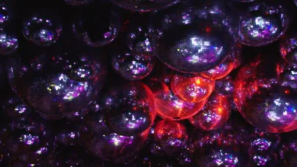 Espejo bolas reflejan los rayos de luces de colores . — Vídeo de stock