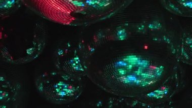 Ayna topları renkli ışıklar ışınları yansıtacak.