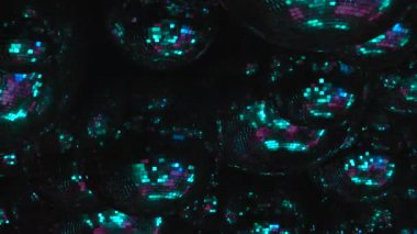 Ayna topları renkli ışıklar ışınları yansıtacak.