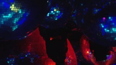 Ayna topları renkli ışıklar ışınları yansıtacak.