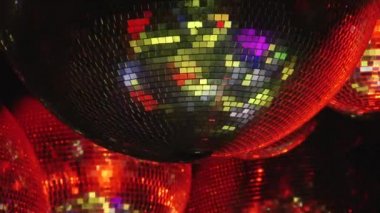 Ayna topları renkli ışıklar ışınları yansıtacak.