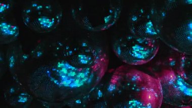 Ayna topları renkli ışıklar ışınları yansıtacak.