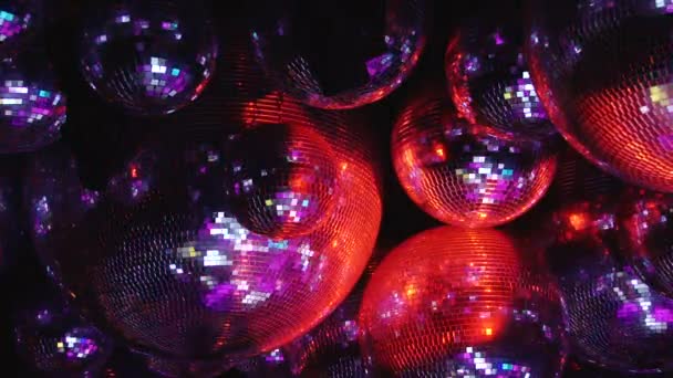 Tükör-labdák tükrözik sugarai színes fények.