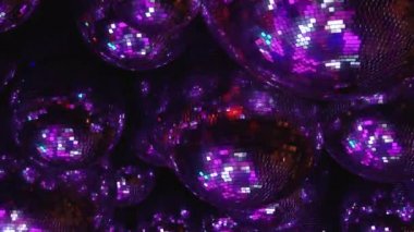 Ayna topları renkli ışıklar ışınları yansıtacak.