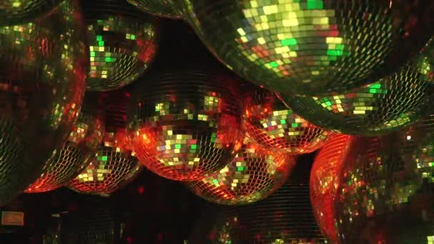 Les boules de miroir réfléchissent les rayons de lumières colorées . — Video