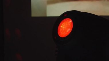 Kırmızı Fener disko kulübü ayna topları üzerinde parlar.