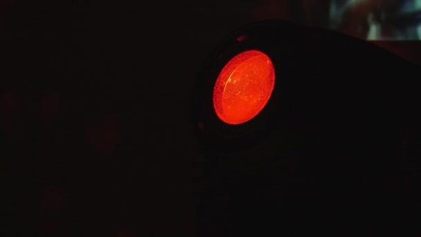 Червоний ліхтар в диско-клубі світить на дзеркальних кульках . — стокове відео