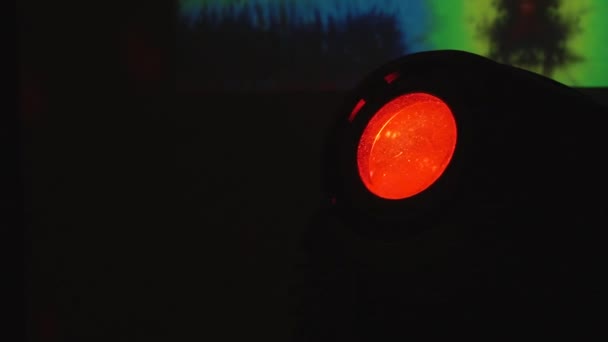 Lanterne rouge dans le club disco brille sur des boules de miroir .