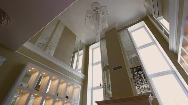 Obývací pokoj s krbem velkých oken a pohovky. — Stock video