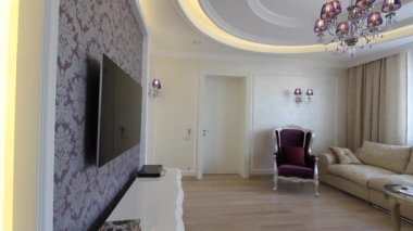 Gün oda Tv, karaoke, kanepeler ve piyano.