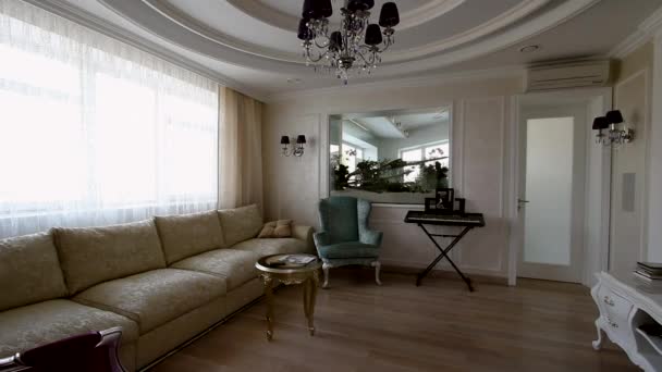 Гостиная с телевизором, караоке, диванами и фортепиано . — стоковое видео