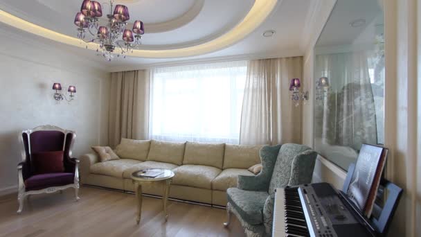 Dag kamer met Tv, karaoke, sofa's en piano. — Stockvideo